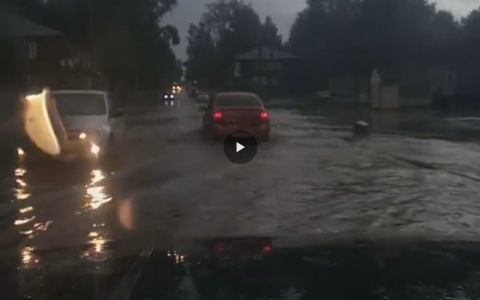 В Сыктывкаре сильнейший ливень затопил дороги и здания (видео)