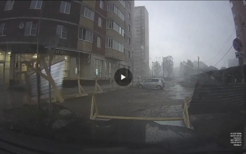 Обманул ураган: сыктывкарец увернулся от листов металла, которые летели в его машину (видео)
