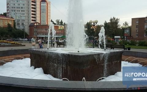 В центре Сыктывкара подростки залили фонтан шампунем (видео)
