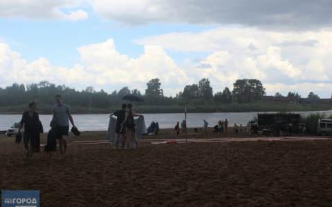 В Сыктывкаре мощный ливень сорвал фестиваль пляжного спорта (фото)