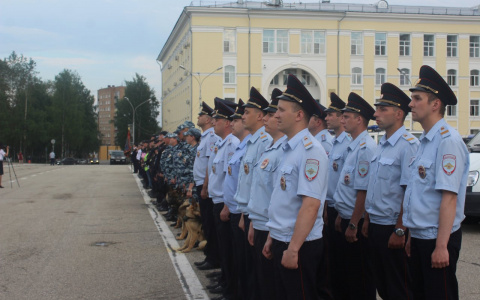 В Сыктывкаре лучшие полицейские вышли на площадь при полном параде (фото)
