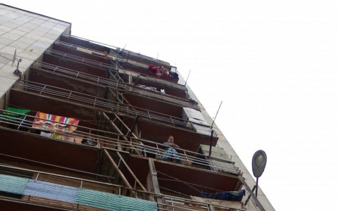 В Коми из окна многоквартирного дома выпала годовалая малышка