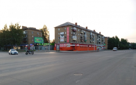 У вокзала в Сыктывкаре в «ВАЗ» влетел пьяный байкер без прав (фото)
