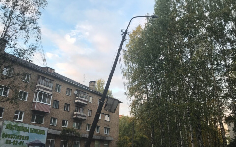 У Театральной площади в Сыктывкаре почти упал фонарный столб (фото)