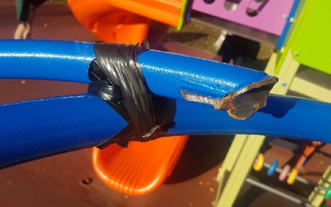 На детской площадке, которую похвалил мэр Сыктывкара, сломался рукоход (фото)