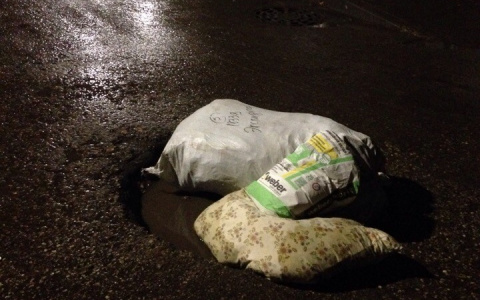 Ремонт дорог по-русски: в Сыктывкаре яму на дороге забросали мусором