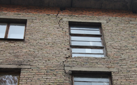 В Сыктывкаре отремонтируют дом с трещиной на всю стену