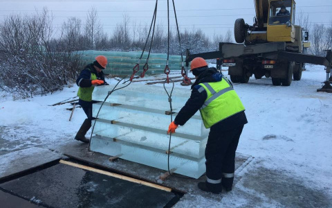 В Сыктывкаре добыли лед для новогоднего городка