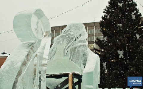 Тонны льда, автокраны и бензопилы: как в Сыктывкаре возводят ледовый городок (фото)