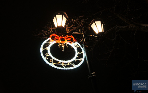 Новогоднее настроение: на улицах Сыктывкара зажгли праздничную иллюминацию (фото)