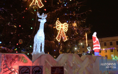 На главной площади Сыктывкара елка и ледовый городок засияли новогодними огнями (фото)
