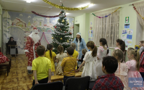 В Сыктывкаре Дед Мороз и Снегурочка устроили праздник детям из реабилитационного центра