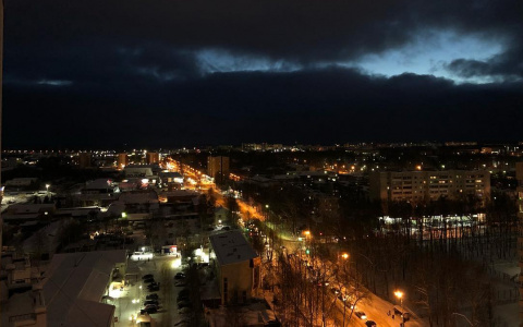 Фото дня: вид из окна многоэтажки на вечерний Сыктывкар