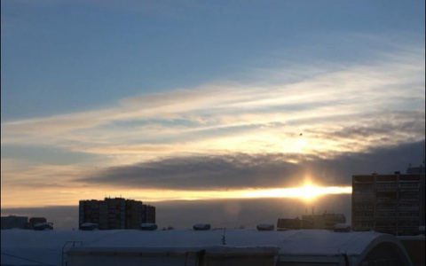 Фото дня: восход солнца над заснеженными крышами Сыктывкара