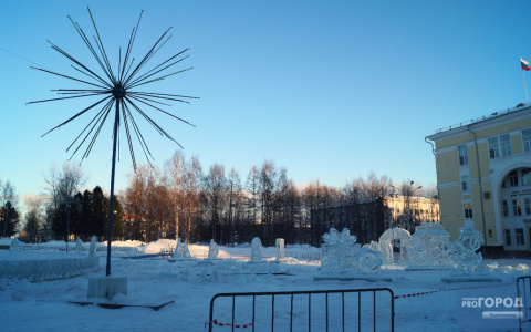 Фото дня: в Сыктывкаре демонтируют ледовый городок
