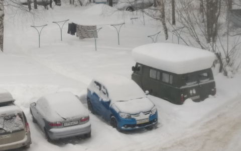 Фото дня: снежный «матрас» на авто в Сыктывкаре
