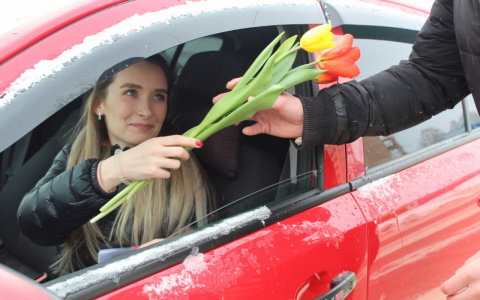 В Сыктывкаре инспекторы ГИБДД и PG11.ru останавливали женщин, чтобы подарить цветы