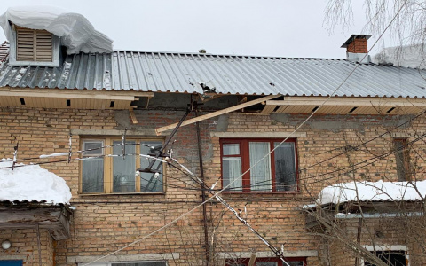 В Сыктывкаре за одно утро наледь с крыши оборвала провода, разрушила козырек и помяла автомобиль (фото, видео)