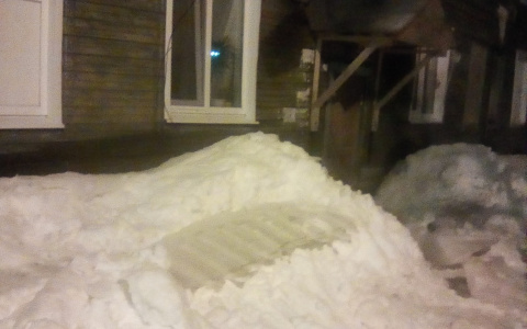 В Сыктывкаре ледяная глыба рухнула на провода и оставила жильцов дома в полной темноте на весь день (фото)