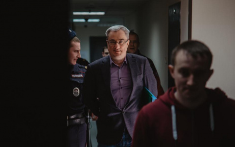 Экс-главе Коми Вячеславу Гайзеру начали оглашать приговор по уголовному делу