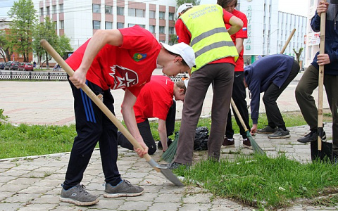 Сыктывкарские школьники вышли на каникулы с лопатами и граблями (фото)
