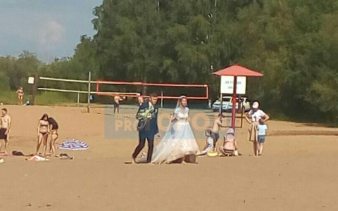 Фото дня: жених и невеста в свадебных нарядах разгуливали по пляжу Сыктывкара