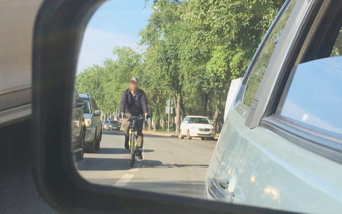 Сыктывкарцы о велосипедистах, которые катаются по проезжей части: «Просто бесят!»