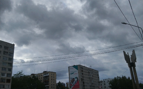 Фото дня в Сыктывкаре: человек на краю крыши в центре города