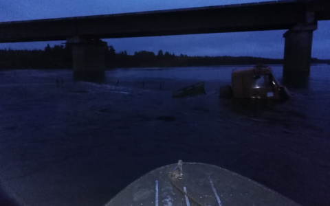 В Коми КамАЗ пытался переплыть реку и пошел ко дну (фото, видео)
