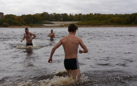 В середине сентября на пляже Сыктывкара люди ныряли в реку (фото)