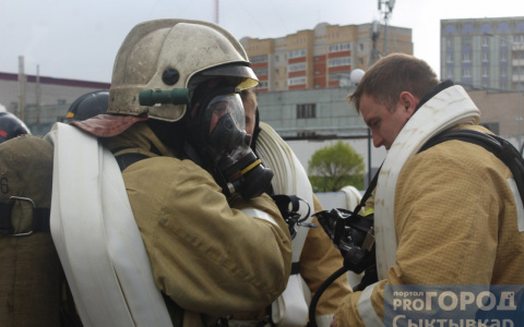 В Сыктывкаре пожарные штурмовали четырнадцатиэтажку (фото)