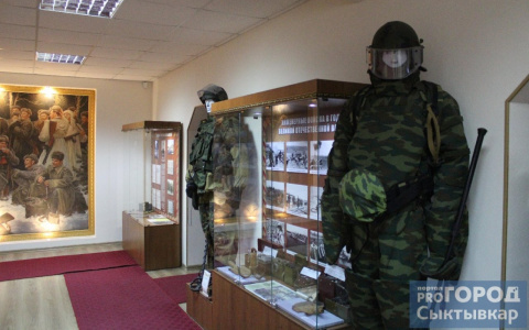 Школьникам показали вооружение бойца Росгвардии: фоторепортаж из войсковой части Сыктывкара