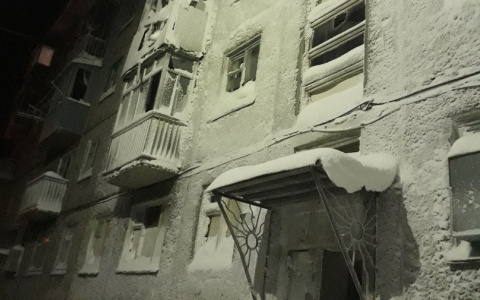 «Бомжи и наркоманы выбивают двери»: инвалид из Коми рассказала о жизни в заброшенной многоэтажке