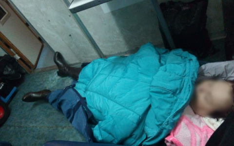 Женщину с инсультом, которую везли на полу в поезде, транспортировали в Сыктывкар