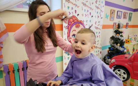 Как постричь малышей: сыктывкарская парикмахерская придумала необычное решение