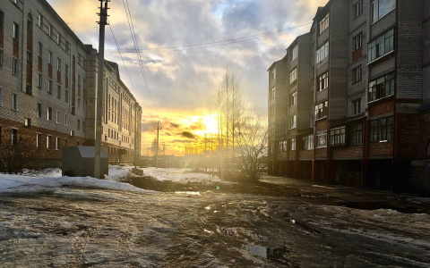 Фото дня в Сыктывкаре: заходящее солнце и обледенелый двор