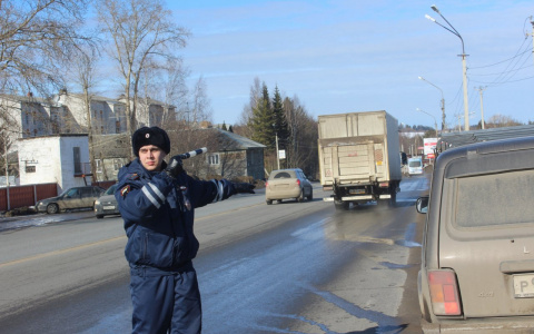 На рейде ГИБДД полицейские заставили сыктывкарцев снять тонировку (фото)