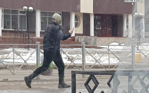 Фото дня в Сыктывкаре: противогаз вместо медицинской маски