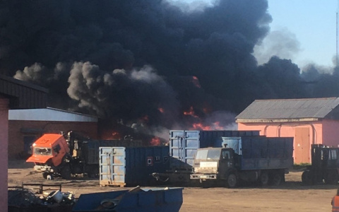 Появились подробности пожара в промышленной зоне Сыктывкара (видео)
