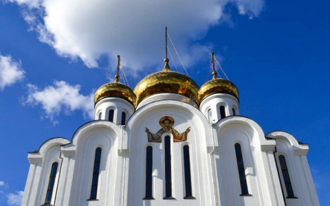 Фото дня в Сыктывкаре: золотые отблески под голубым небом