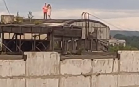 В Сыктывкаре подростки танцевали на крыше заброшенного здания (видео)