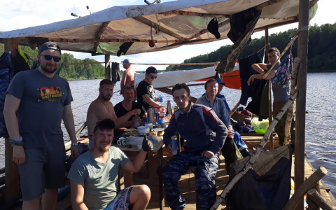 Жители Коми три дня путешествовали по реке на самодельном плоту