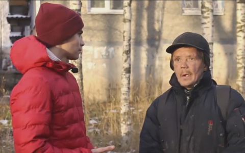 Доброе дело: сыктывкарский блогер накормил бездомного и поможет ему найти работу (видео)