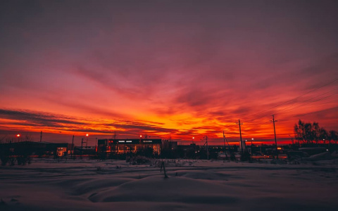 Фото дня в Сыктывкаре: огненный закат над морозными просторами