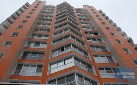 В Сыктывкаре спасли подростка, который повис на простынях в окне многоэтажки