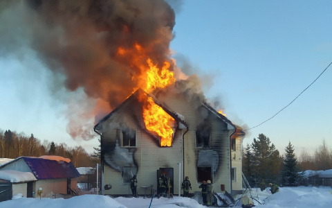 Пожар под Сыктывкаром лишил многодетную семью крыши над головой