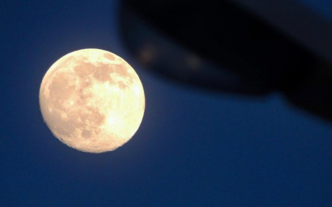 Фото дня в Сыктывкаре: Ночь, улица, фонарь...луна