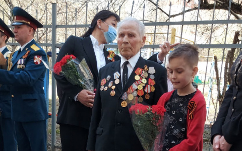 Мэр Сыктывкара поздравила ветеранов с оркестром