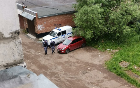 «Мы будто опасные преступники»: сыктывкарское общежитие оцепила полиция