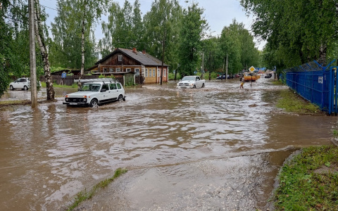 В Сыктывкаре после сильнейшего ливня затопило улицы (фото, видео)